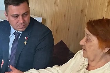Александр Виселков поздравил жительницу Оренбурга с 90-летием